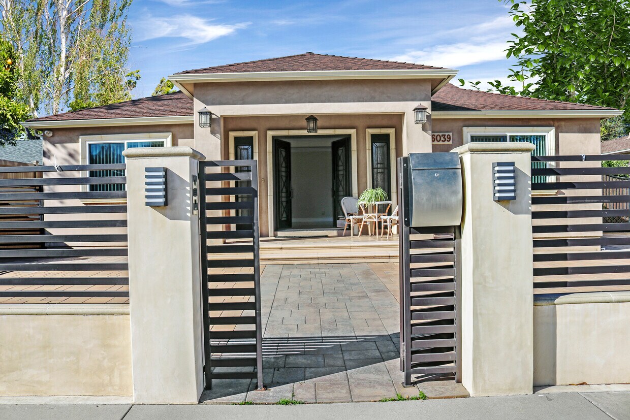 Foto principal - 6039 Greenbush Ave