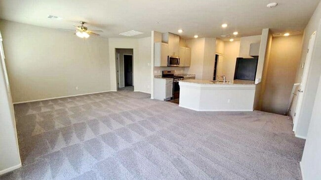Foto del edificio - UPGRADED 2 BEDROOM TOWNHOME IN GATED COMMU...