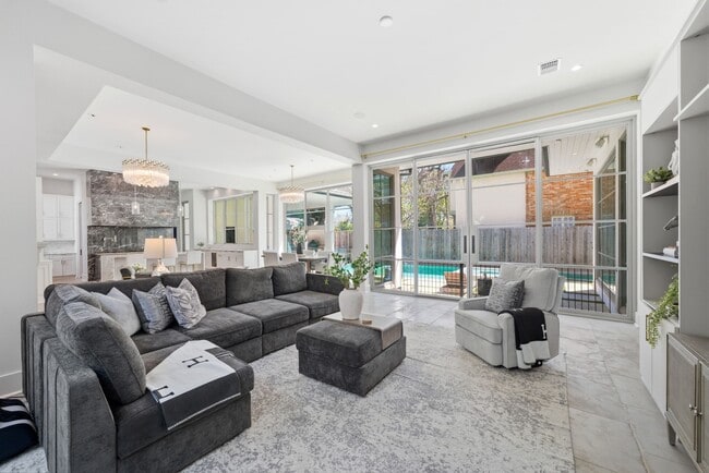 Building Photo - 2615 Yupon St