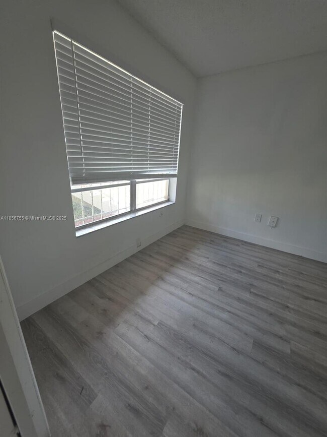Foto del edificio - 251 NW 177th St