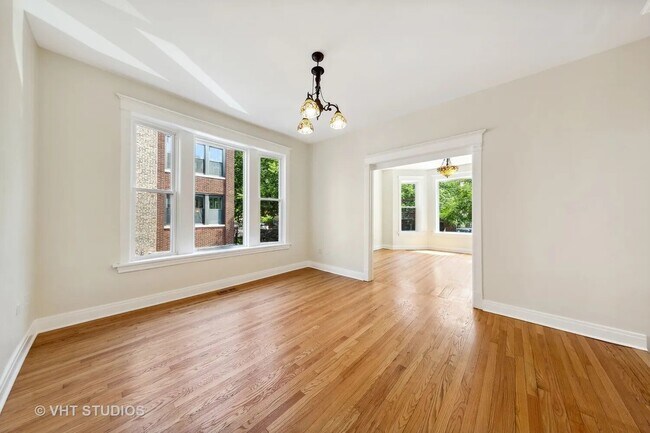 Foto del edificio - 852 W Belle Plaine Ave