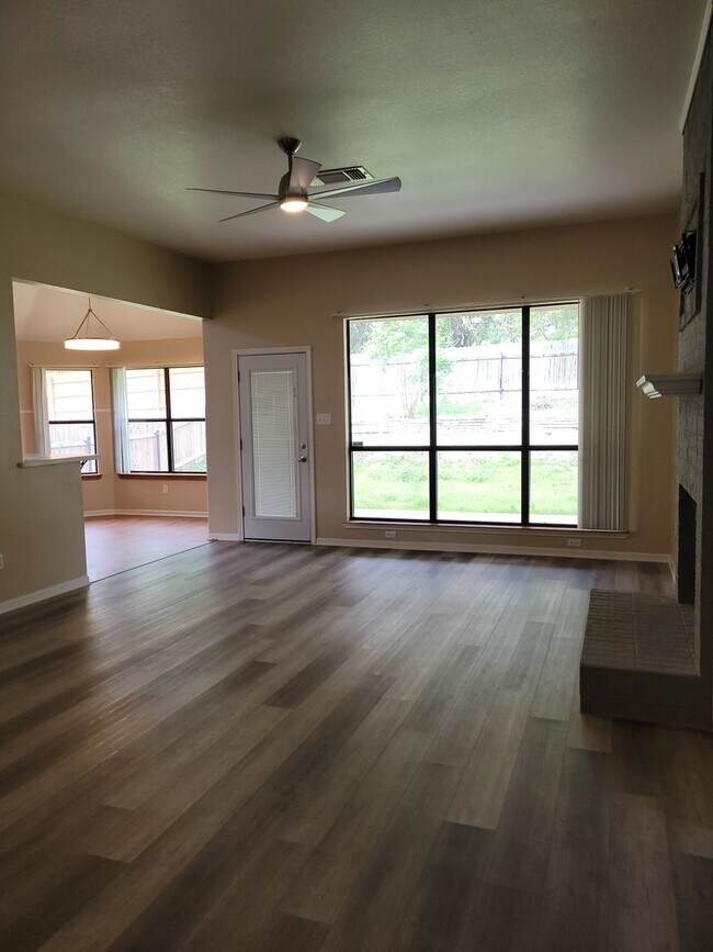 Building Photo - 3bd/2ba house close to major shopping, restaurants, and Ft. Hood!