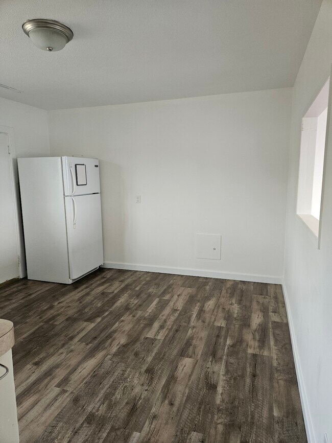 Building Photo - 954 A Cornwall Crescent