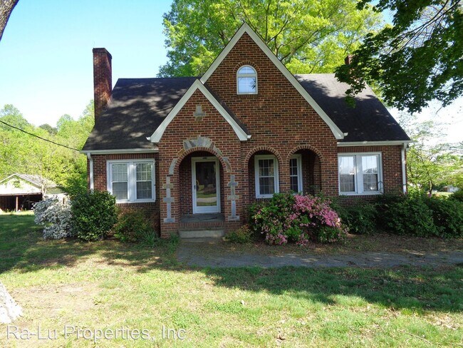 Building Photo - 3 br, 1 bath House - 2881 Hwy 66 South