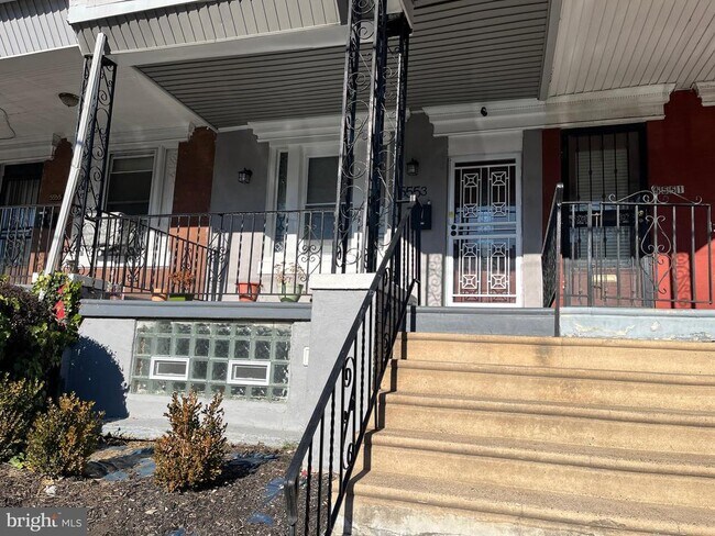 Foto del edificio - 5553 Larchwood Ave