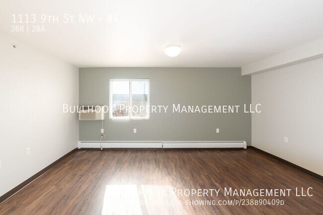 Building Photo - 3 bedroom, 1-1/2 bath main floor apartment...