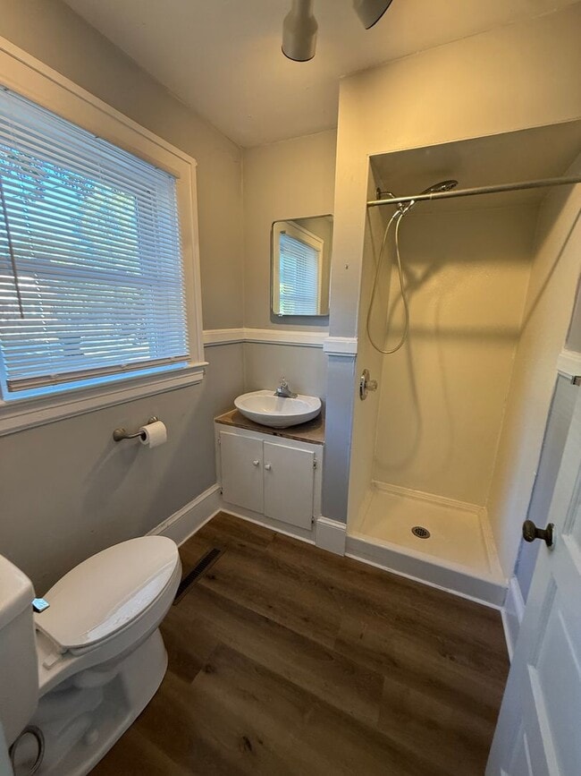 Building Photo - 903 Lee St N