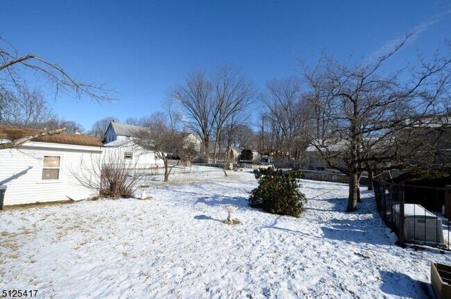 Building Photo - 192 E Lindsley Rd