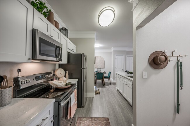 Building Photo - Spacious & Modern, Lease Today!