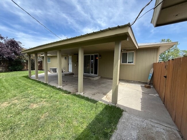 Building Photo - 3 Bedroom 1.25 Bath with 2 car garage
