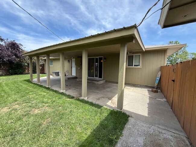 Foto del edificio - 3 Bedroom 1.25 Bath with 2 car garage