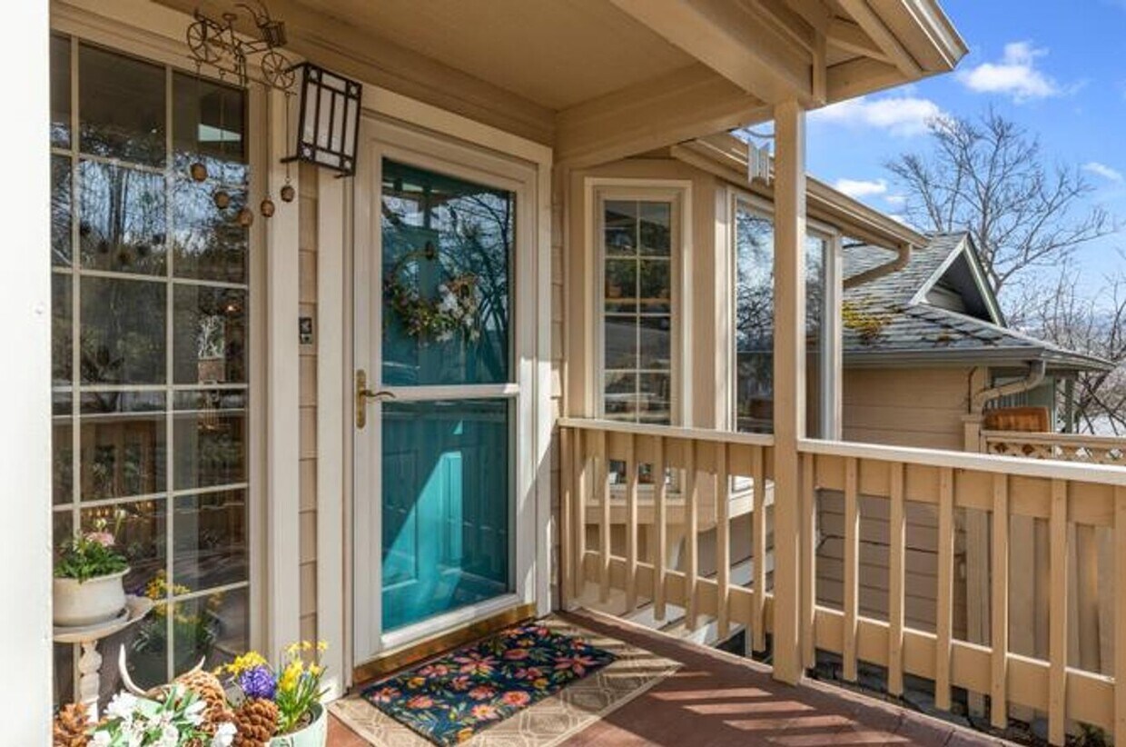 Foto principal - Three bedroom, 2.5 bath townhome