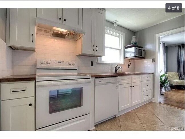 Foto del edificio - Beautiful Rancher with Large Fenced In Back Yard and Nice Sized Deck. Schedule Your Tour Now!