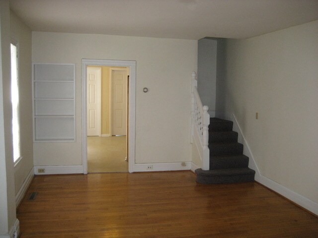 Primary Photo - 212 Utica St