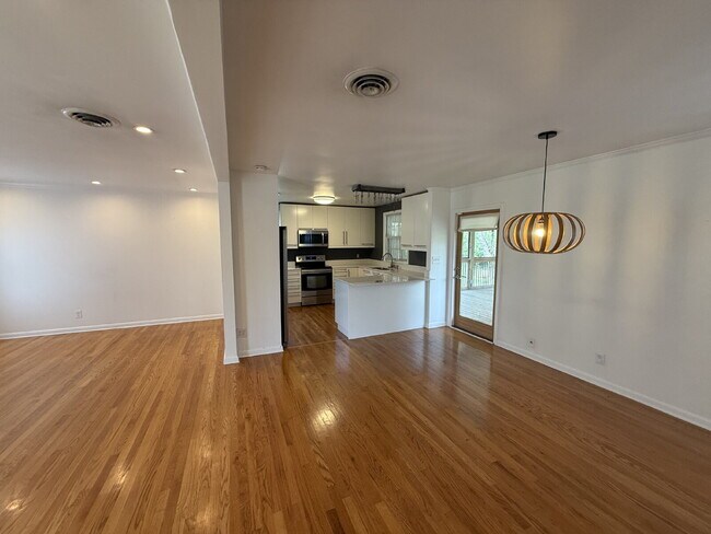 Foto del edificio - Updated 3 bed 2 bath. Garage and screened porch