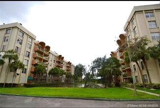 Building Photo - 9360 Fontainebleau Blvd