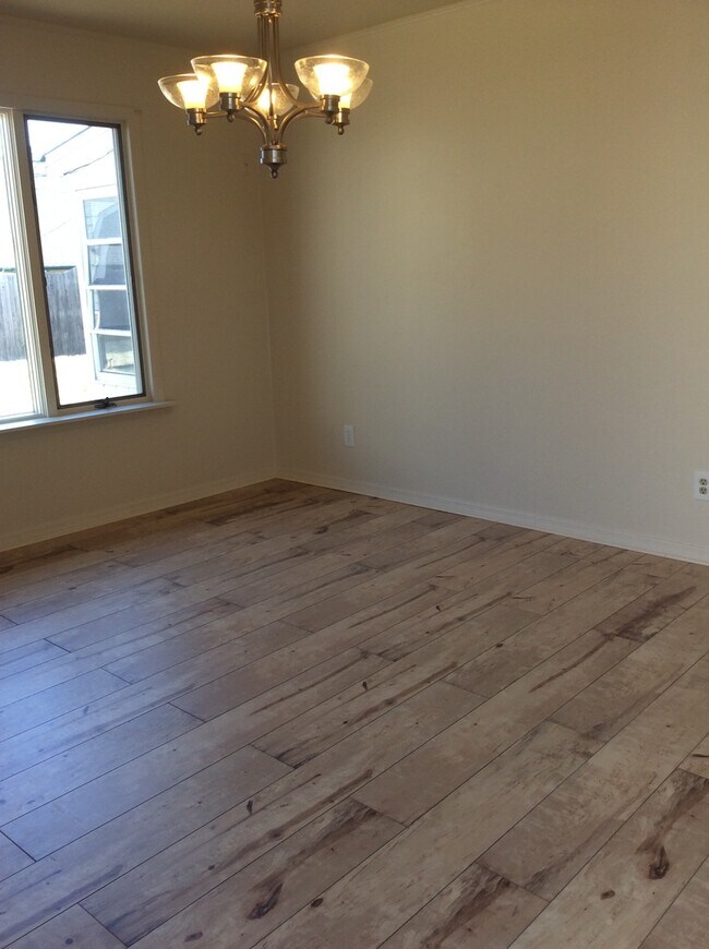 Foto del edificio - Four bedroom two bath expanded home