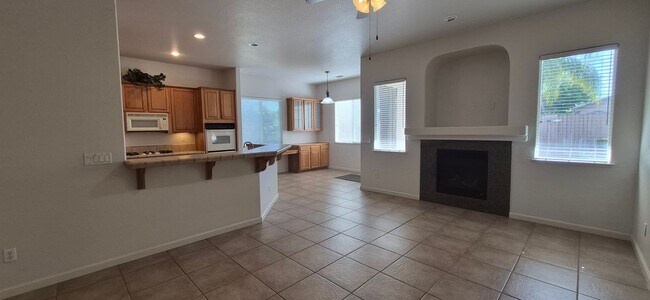 Foto del edificio - 1085 Crystal Springs Dr