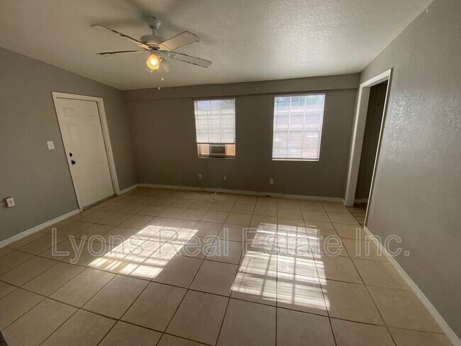 Building Photo - 2212 Cantor Ln