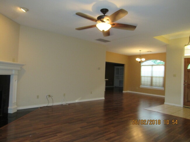 Building Photo - Pet Friendly, Beautiful Brentwood Subdivision