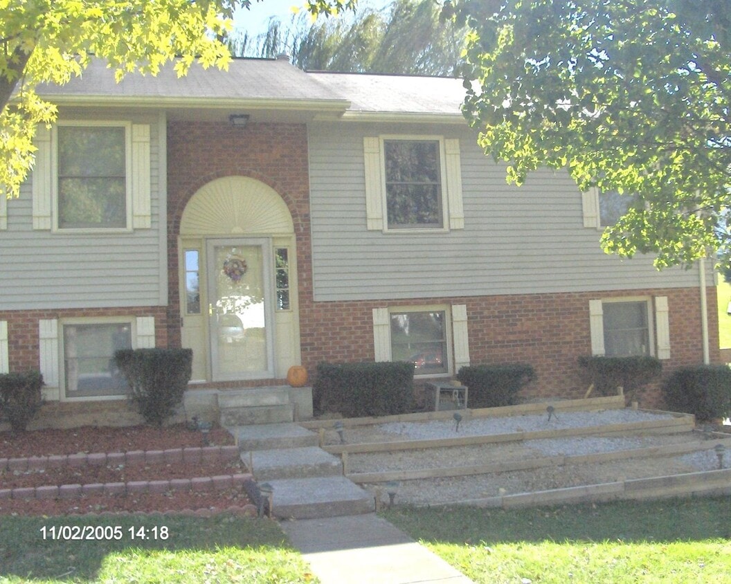 Foto principal - 3 Bedroom 2 Bath House 2 Car Garage