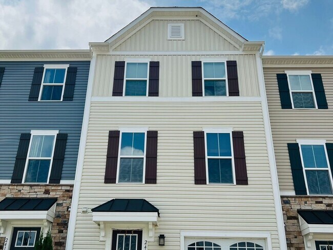 Building Photo - 3 Bedroom Townhome in Clarksboro