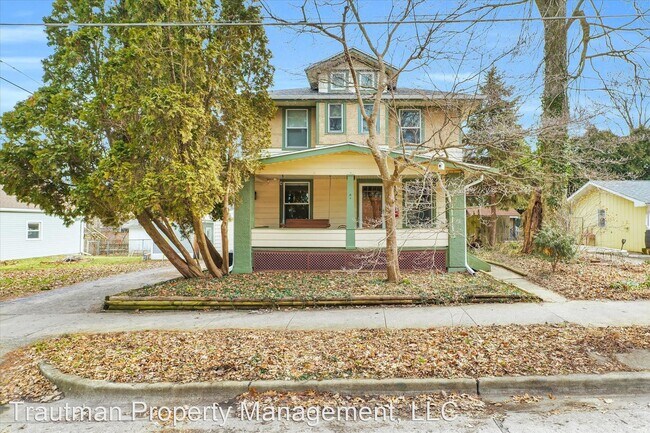Building Photo - 3 br, 1.5 bath House - 106 N. Russell St.