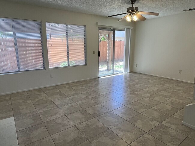 Foto del edificio - 4 bedroom, 2.5 bath home for rent