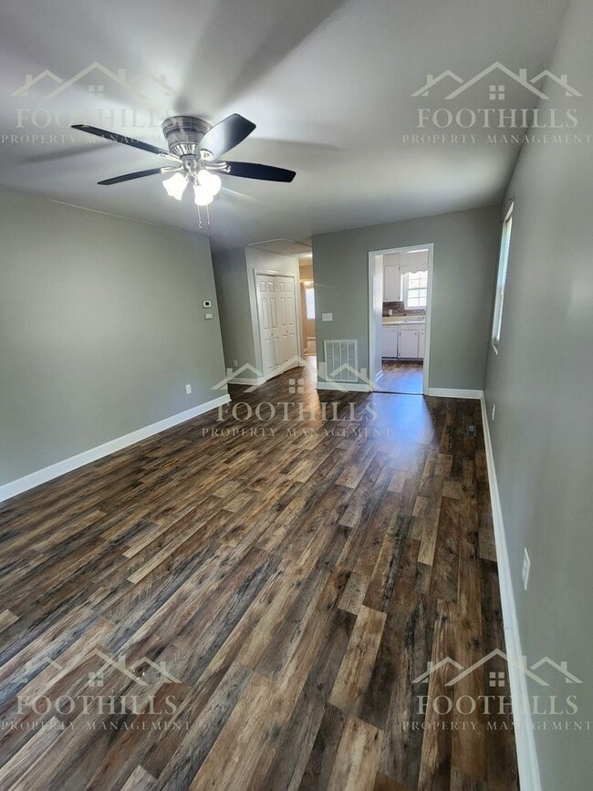 Building Photo - 2-Bedroom Duplex off Clemson Blvd