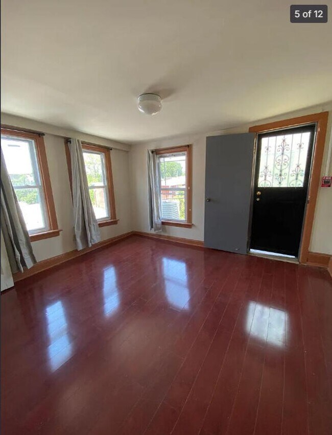 Foto del edificio - 5323 Catharine St