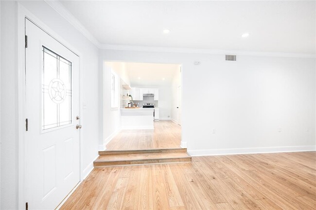 Building Photo - 426 N Holland St