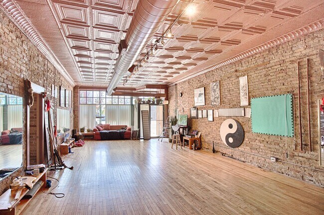 Building Photo - HUGE 1 Bedroom Apartment in Wicker Park
