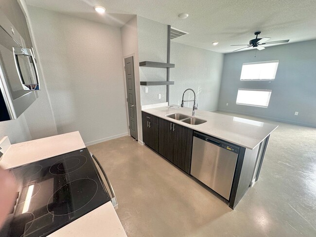 Building Photo - AVAILABLE NOW!