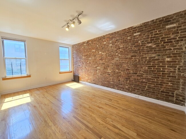 Building Photo - 707 W 171st St