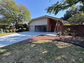 Building Photo - 110 Fox Glen Cir