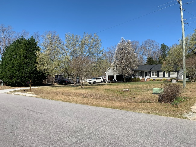 Building Photo - 2018 Valley Dr