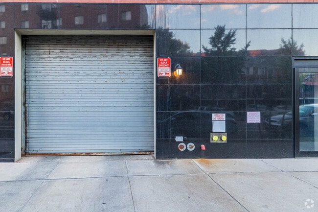 Building Photo - 71-66 Parsons Blvd