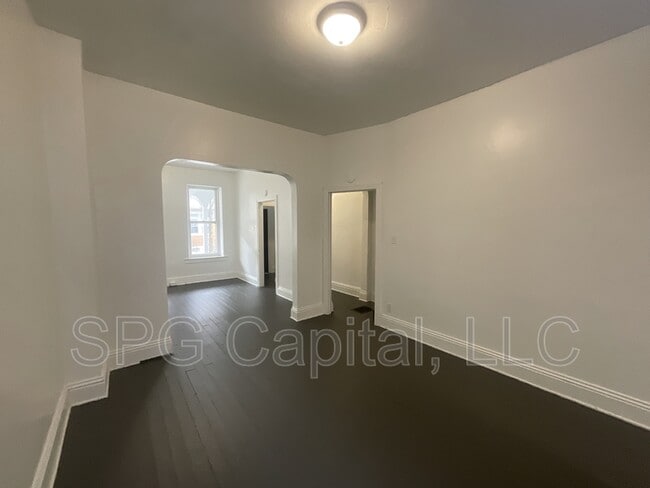 Building Photo - 829 W Poplar St