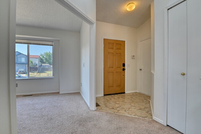 Building Photo - 1642 S Canoe Creek Dr