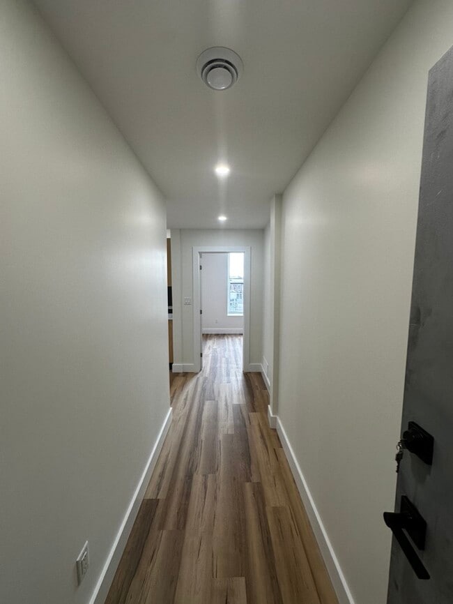 Building Photo - 13 Market Square