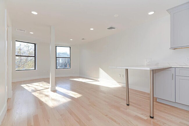 Building Photo - 1674 Beacon St