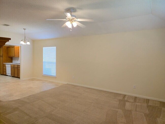 Building Photo - Hewitt Duplex!