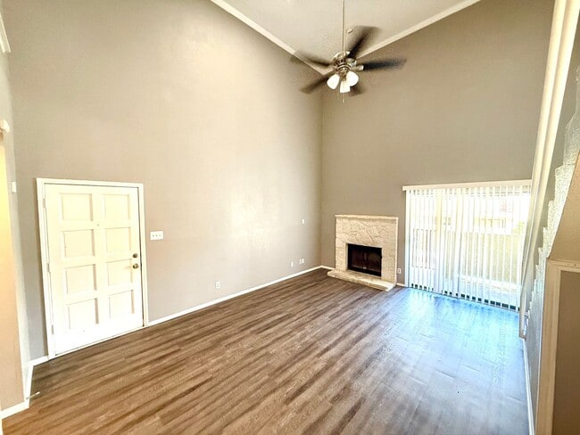 Foto del edificio - **MOVE-IN SPECIAL** MUST SEE! Charming Con...