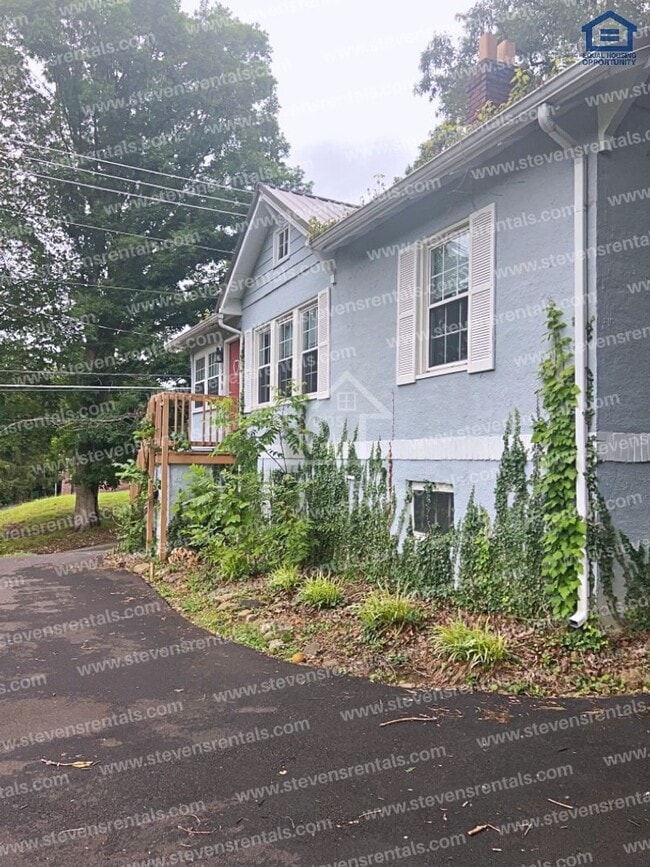 Building Photo - 300 Dahlia Dr