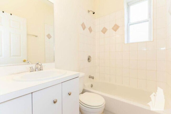 Foto del edificio - 3 bedroom in Chicago IL 60647