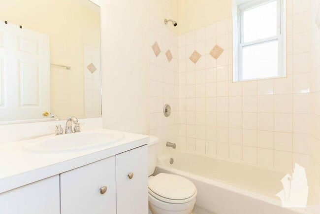 Building Photo - 3 bedroom in Chicago IL 60647