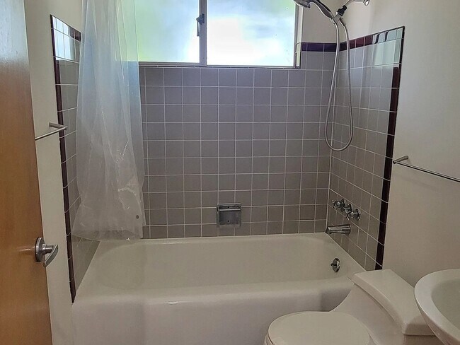 Foto del edificio - Updated 3-Bedroom Home with Spacious Yard in Broadview/Bitter Lake