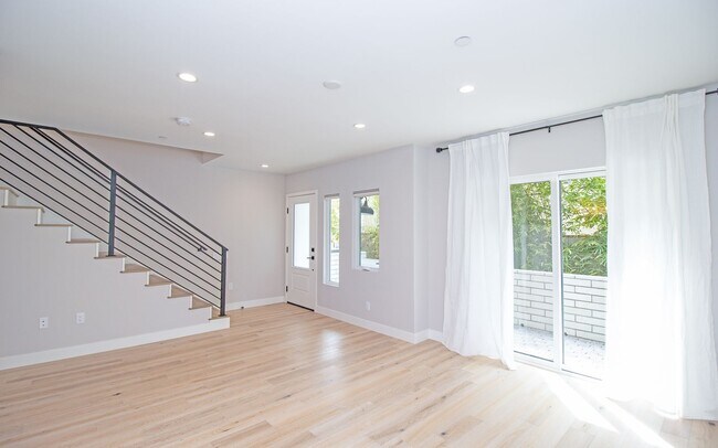 Building Photo - Enjoy Living in Carlsbad Village!