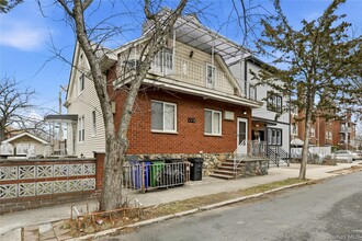 Building Photo - 1-12 Walnut St