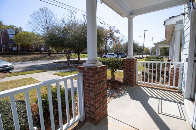 Foto del edificio - 2 bedroom/2.5 bathroom townhouse in Arsenal Hill